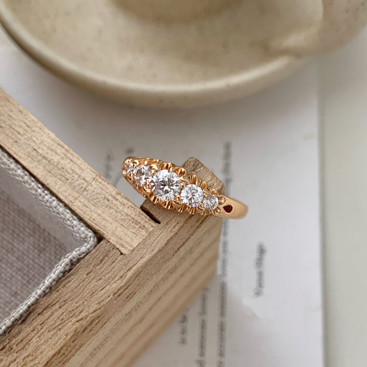 Vintage Engraved Five‑Stone Gradient Diamond Band Classic Multi‑Stone Women’s Ring