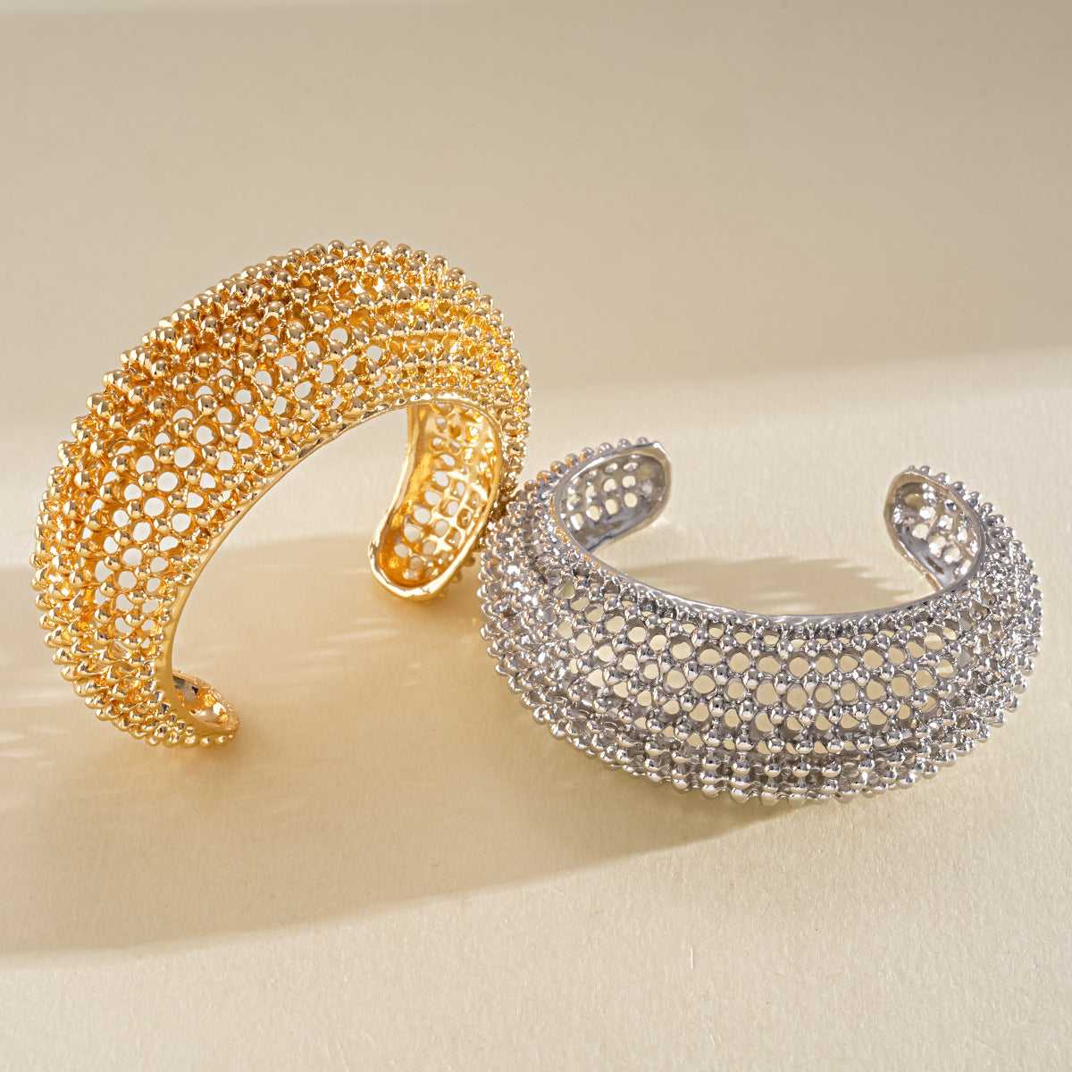 Metal Wind Oval Hollow-Out Open Bangle