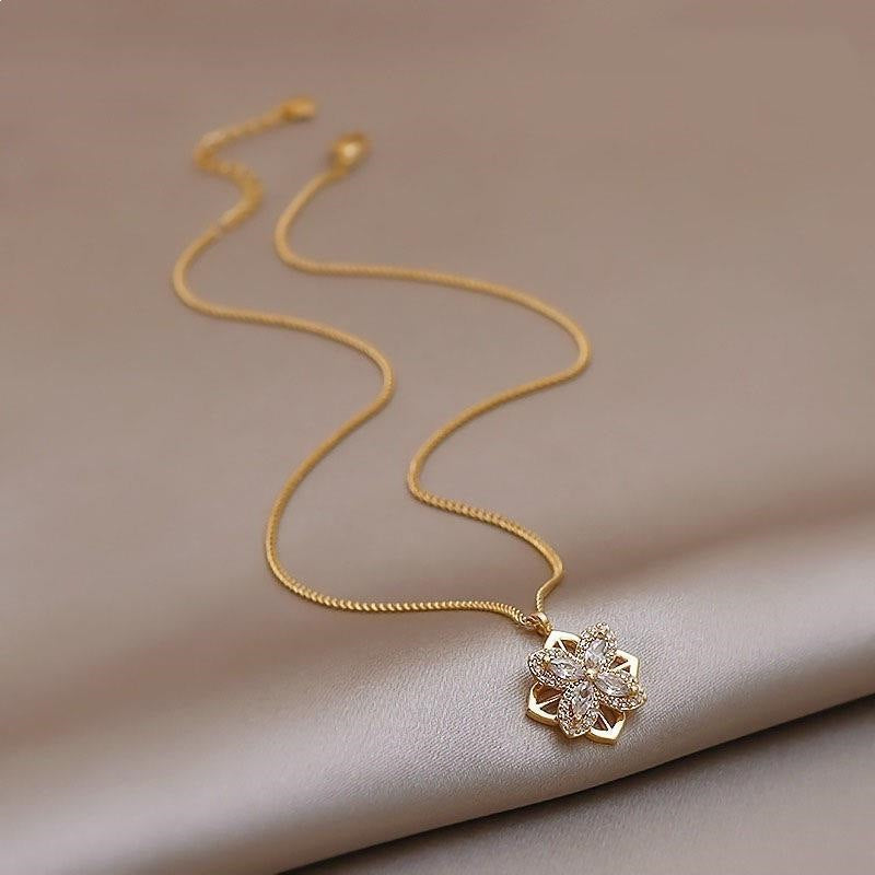 Rotatable Four-Leaf Clover Diamond Pendant Necklace