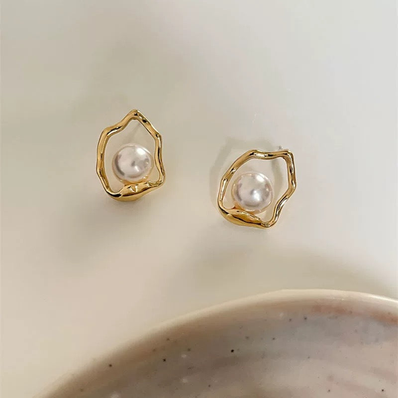 Luxury-style gold geometric pearl earrings