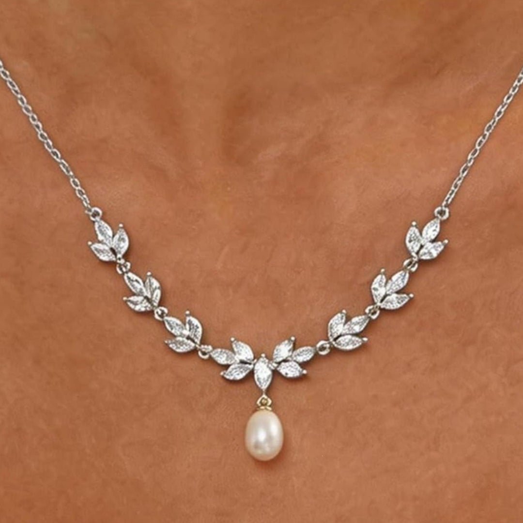 Leaf‑Motif Pearl Pendant Necklace Gentle V‑Shaped Collar Chain