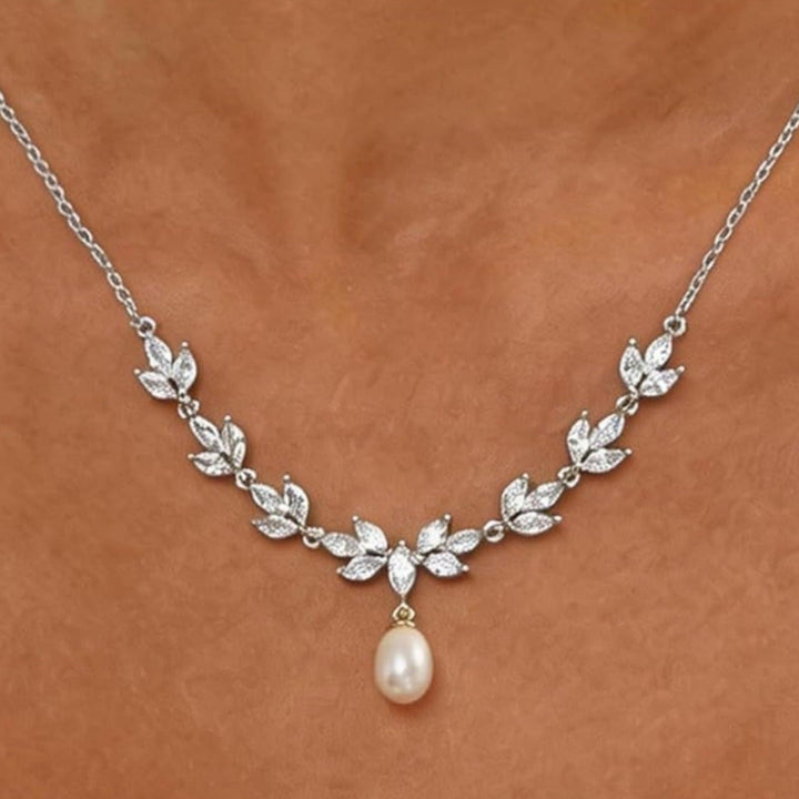 Leaf‑Motif Pearl Pendant Necklace Gentle V‑Shaped Collar Chain