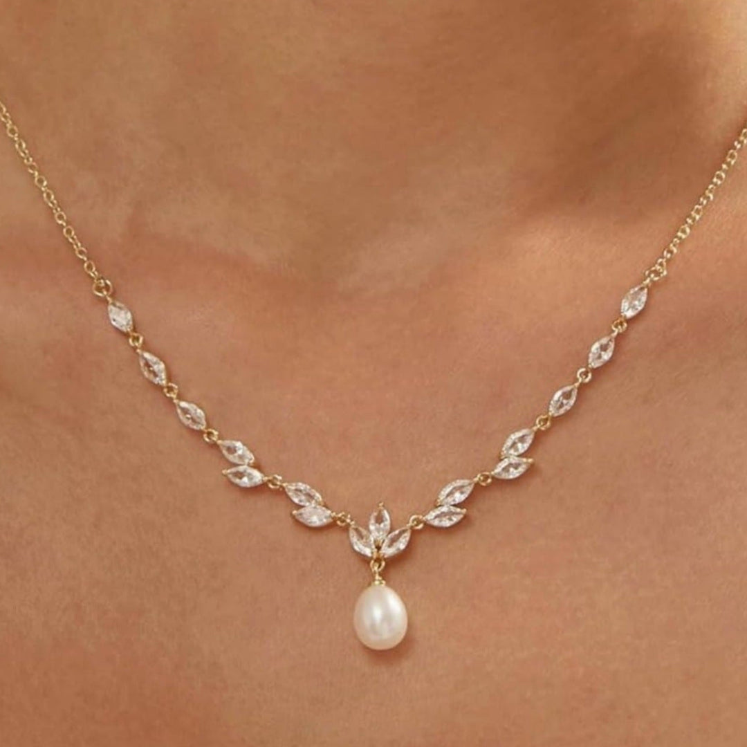 Leaf‑Motif Pearl Pendant Necklace Gentle V‑Shaped Collar Chain