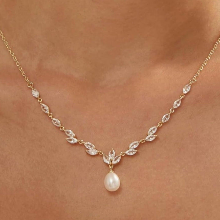 Leaf‑Motif Pearl Pendant Necklace Gentle V‑Shaped Collar Chain