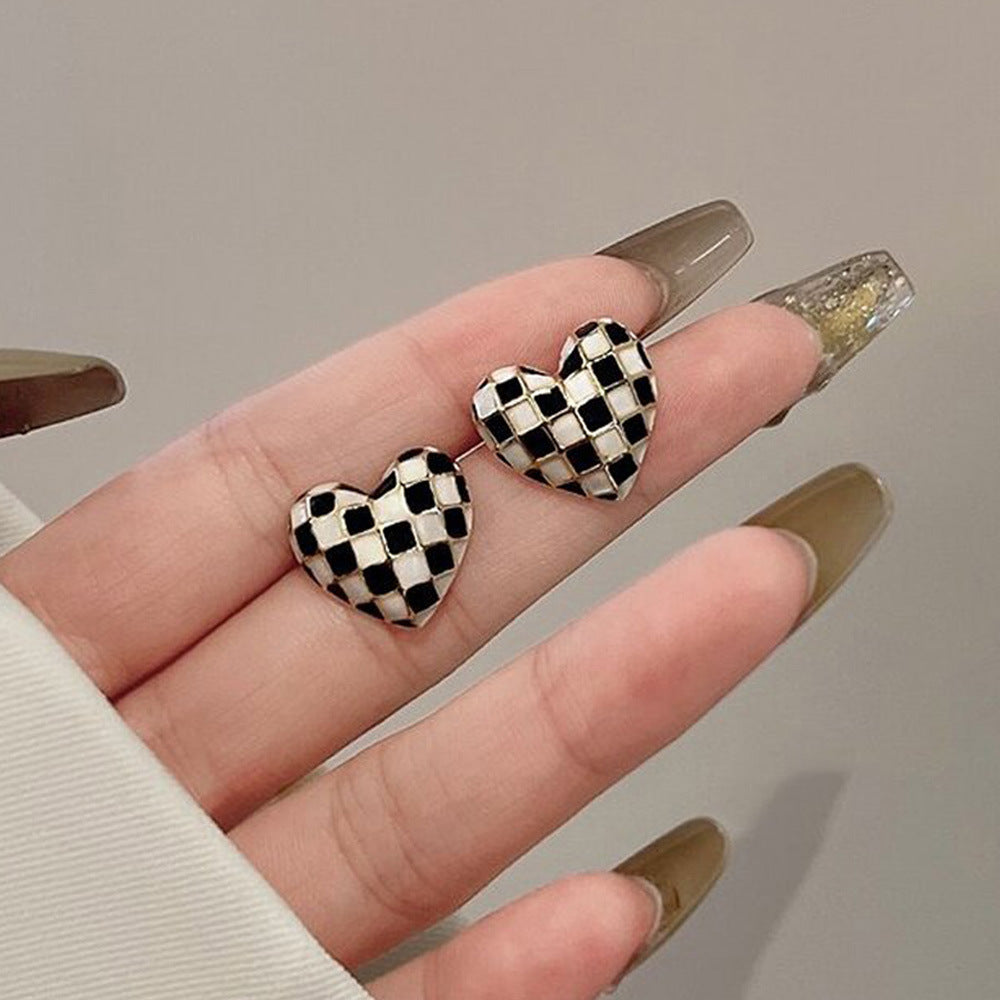 Checkered Heart Stud Earrings, Retro Contrast‑Color Heart‑Shaped Jewelry