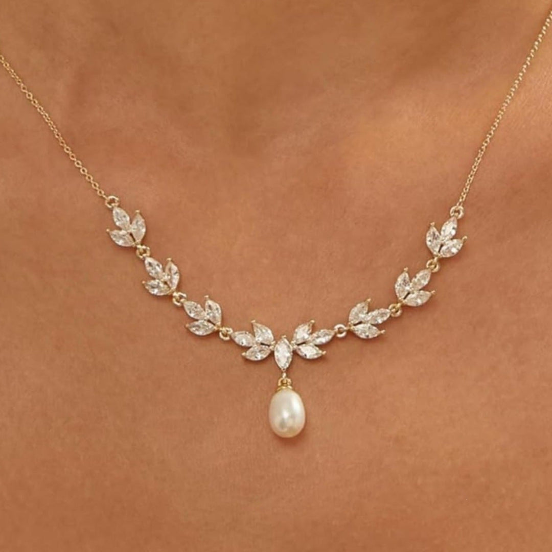 Leaf‑Motif Pearl Pendant Necklace Gentle V‑Shaped Collar Chain