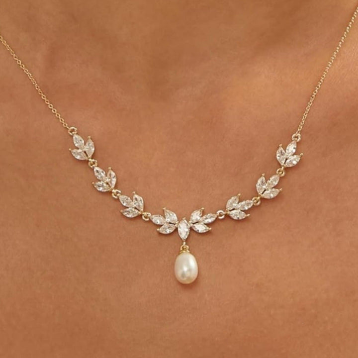 Leaf‑Motif Pearl Pendant Necklace Gentle V‑Shaped Collar Chain