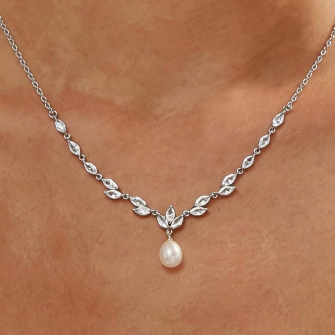 Leaf‑Motif Pearl Pendant Necklace Gentle V‑Shaped Collar Chain