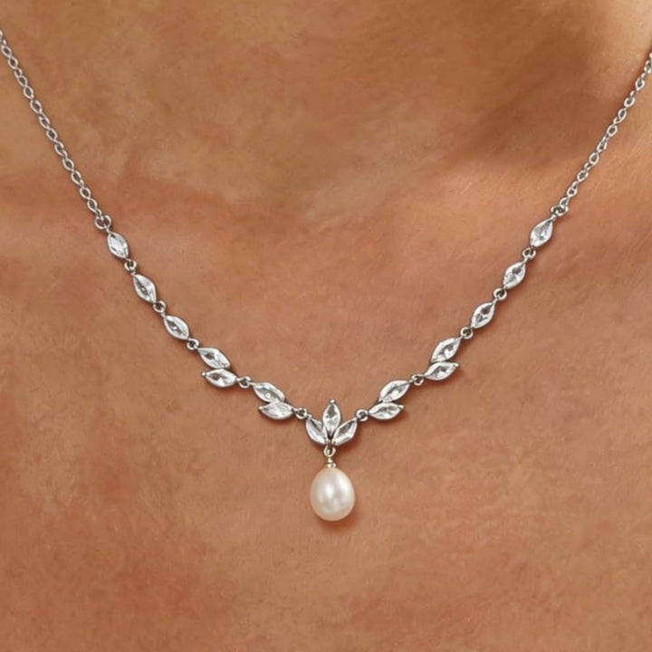 Leaf‑Motif Pearl Pendant Necklace Gentle V‑Shaped Collar Chain