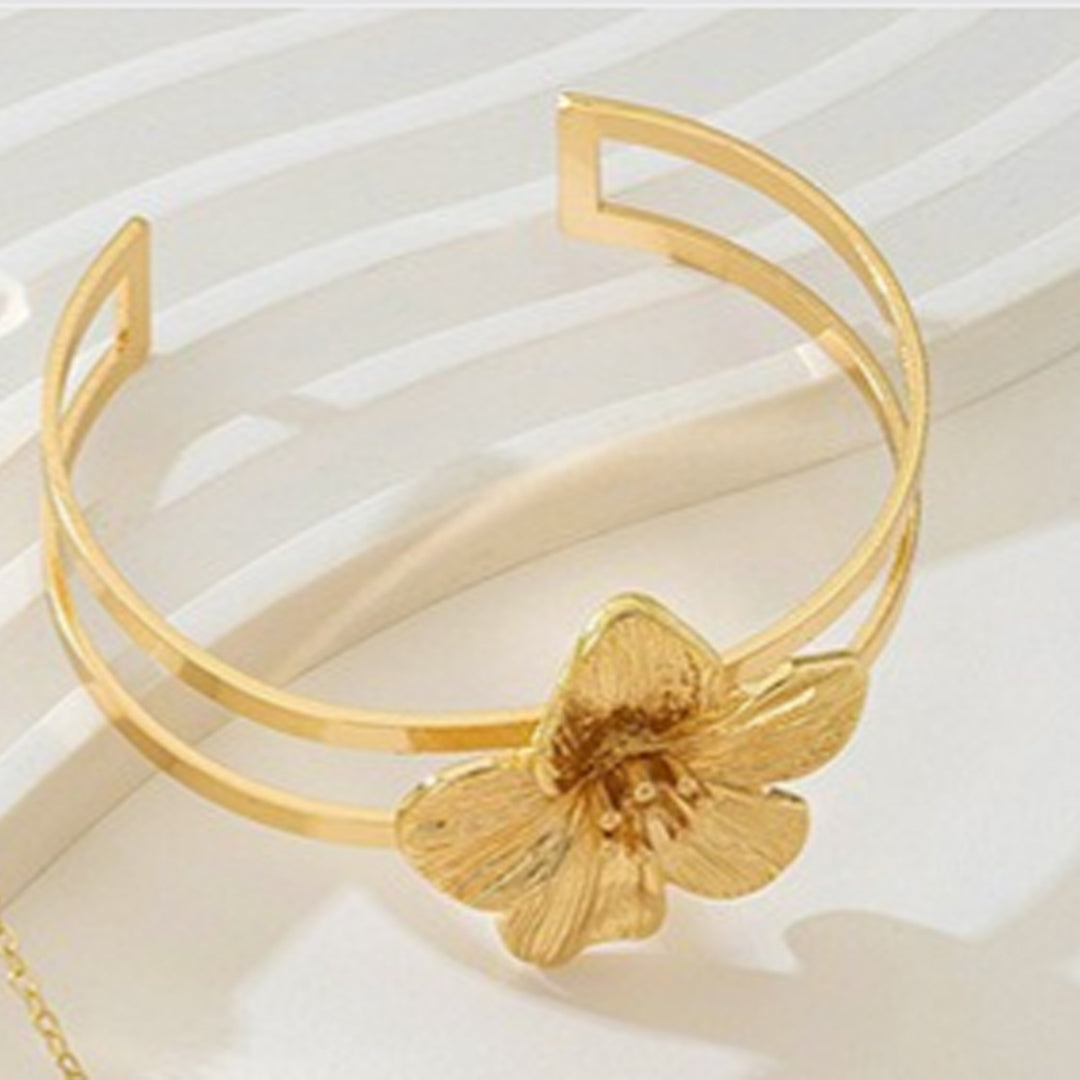 Elegant Floral Pendant Necklace & Bracelet Jewelry Set